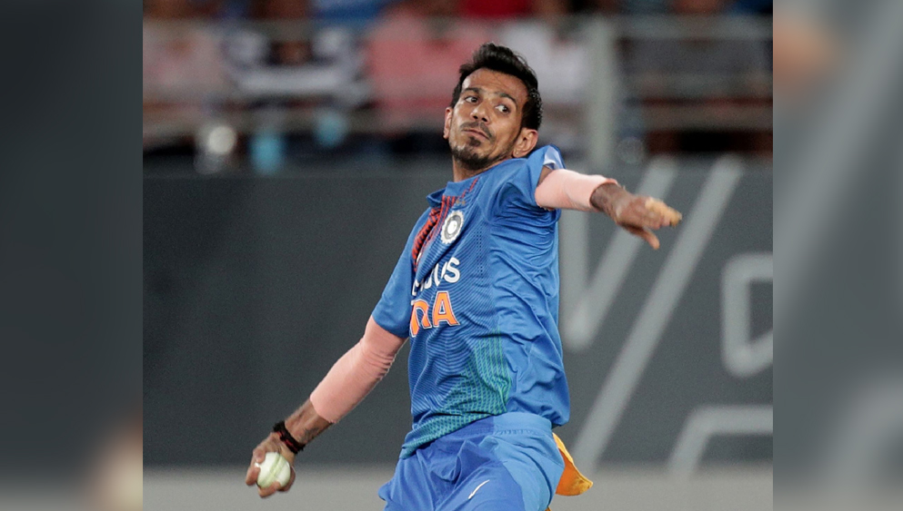 যুজবেন্দ্র চহাল— কোহালির হাতের অন্যতম তাস চহাল। কিউয়িদের বিরুদ্ধে প্রথম টি টোয়েন্টিতে একটি উইকেট নেন। নিউজিল্যান্ডের ব্যাটসম্যানরা আক্রমণের রাস্তা নেন তাঁর বিরুদ্ধে। কোহালি এগিয়ে এসে তাঁকে পরামর্শ দিচ্ছিলেন। দ্বিতীয় টি টোয়েন্টি ম্যাচে চহাল কেমন খেলেন, তার দিকে তাকিয়ে ভারতের ক্রিকেটভক্তরাও। বলের গতির হেরফের ঘটিয়ে কিউয়িদের আটকে রাখাও চহালের দায়িত্ব।