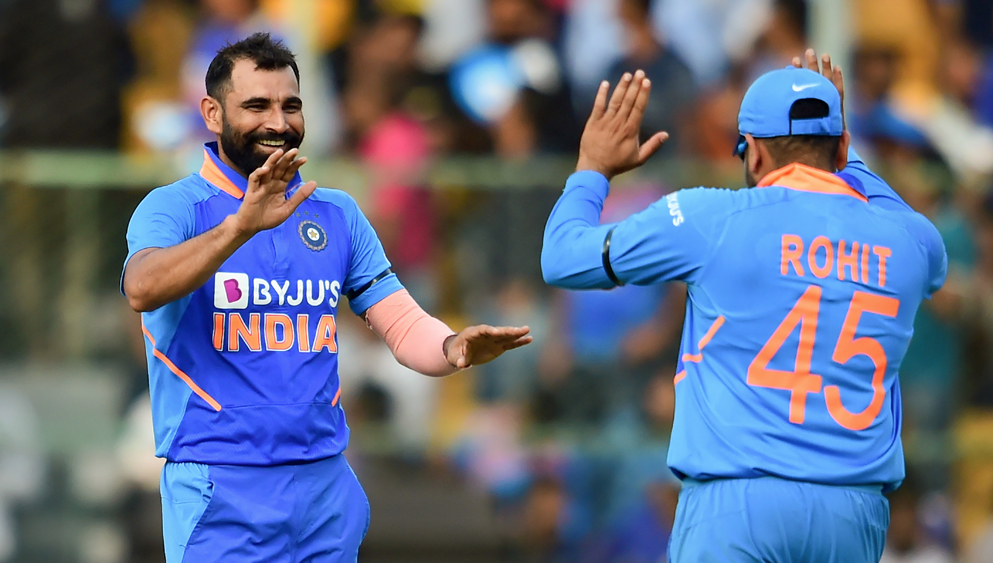 মহম্মদ শামি— ঘরের মাঠে আগুন জ্বালিয়েছেন। নিউজিল্যান্ডের সিম বোলিং সহায়ক পিচে শামি কিন্তু একেবারেই নজর কাড়তে পারেননি প্রথম টি টোয়েন্টিতে। ৪ ওভারে দেন ৫৩ রান। দ্বিতীয় টি টোয়েন্টি ম্যাচে ঘুরে দাঁড়াতে হবে বাংলার পেসারকে।