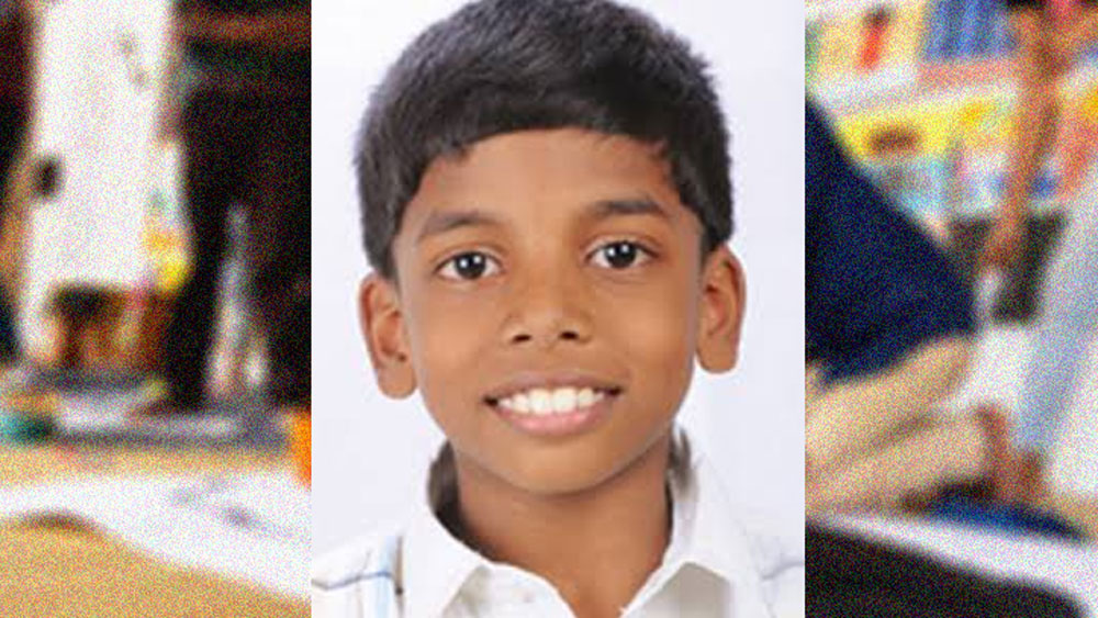 এঁরা সবই মা। একটা গ্রামে সারাদিন ধরে বিভিন্ন কাজ নিয়ে ব্যস্ত থাকা মায়েরা। নিজের গ্রামের মায়েদের বিভিন্ন রূপ রং-তুলির ক্যানভাসে তুলে ধরে আন্তর্জাতিক প্রতিযোগিতায় প্রথম হল ১৪ বছরের এক কিশোর।