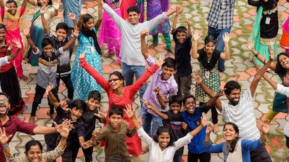 কেরলের ত্রিশূর জেলায় জন্ম অনুজাতের। কখনও কোনও প্রতিযোগিতায় অংশ নেওয়ার উদ্দেশ্যে সে এই ছবি আঁকেনি। বরং নিজের মায়ের প্রতি ভালবাসাতেই সে মায়ের জন্য এই ছবি এঁকেছিল।