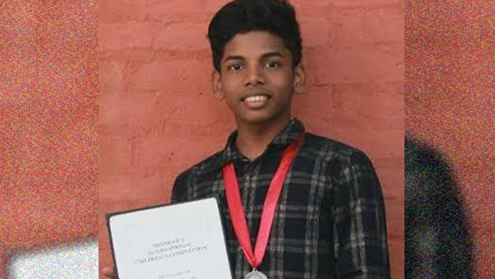 ছেলের বরাবরই আঁকার প্রতি খুব আগ্রহ। ছোট থেকেই সে তার চারপাশে যা দেখত, ক্যানভাসে সেটাই ফুটিয়ে তুলত।