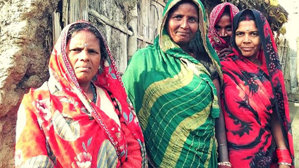 তেমনই ছিল তার ওই গ্রাম্য মায়েদের ক্যানভাসটাও। ২০১৯ সালে আন্তর্জাতিক মানের আঁকার প্রতিযোগিতা শুরু হয়েছিল দিল্লিতে। একটি বই প্রকাশনী সংস্থা এই প্রতিযোগিতার আয়োজন করেছিল।