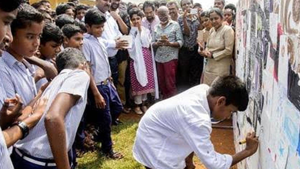 ছেলে অনুজাতের আঁকা ওই ছবিটা তার বাবা প্রতিযোগিতায় দিয়ে দেন। আন্তর্জাতিক এই অঙ্কন প্রতিযোগিতায় প্রথম হয়েছিল অনুজাত।