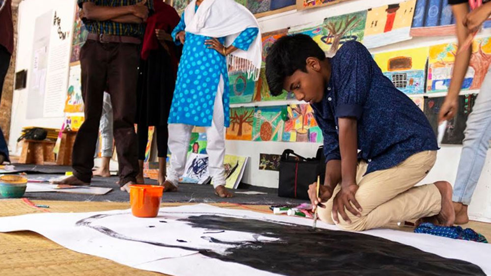 মায়ের মৃত্যুর পর আর কোনও প্রতিযোগিতায় অংশ নেয় না অনুজাত। সে এখন শুধু নিজের জন্য আঁকে। আর আঁকে তার মায়ের জন্য। অনুজাতের কথায়, “মা আমাকে সব সময় উত্সাহ দিত যাতে আমার প্রতিটা ছবি আগের থেকেও ভাল হয়।”