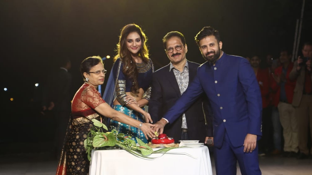 বাবার তিরিশ বছরের ব্যবসাকে ছেলে আর বউমা মিলে আরও মেলে ধরল। আর সেই বউমা যদি নুসরত জাহান হন, তবে তা নিয়ে তো আগ্রহ থাকবেই। বাবা-মায়ের সামনে কেক কাটলেন নুসরত-নিখিল। তখন তিনি একেবারে তাঁদের ঘরের বউমা।