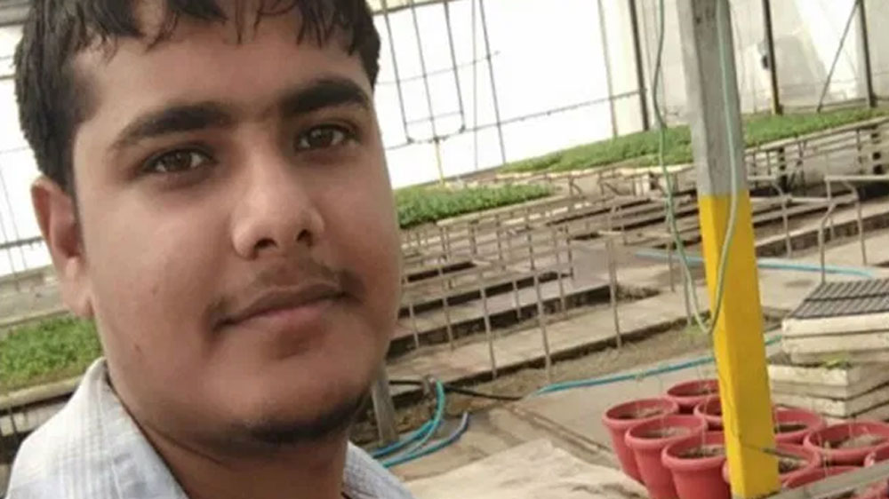 কিন্তু সে সবে পাত্তা না দিয়ে নিজের জমানো দুই লক্ষ টাকা দিয়ে প্রথমেই চাষের প্রয়োজনীয় মালপত্র কিনে ফেলেন। বাবার জমি থেকে প্রথমে মাত্র ১০০ বর্গ ফুট জমিতে পলিহাউস তৈরি করে চাষ শুরু করেন।