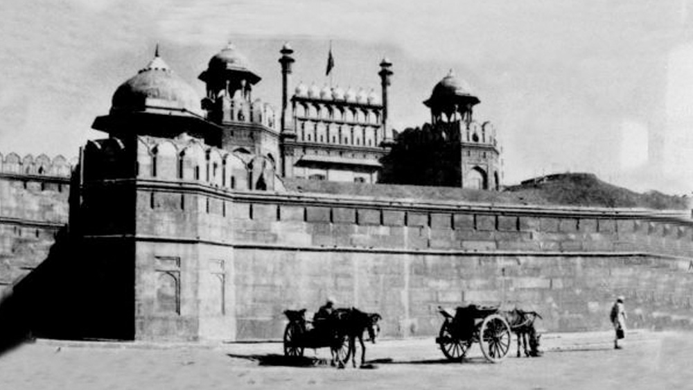 সম্রাট শাহজাহান তথা মুঘল সাম্রাজ্যের শিল্পসুষমার অন্যতম নিদর্শন এই প্রাসাদ। যমুনার তীরে এর নির্মাণপর্ব শুরু হয়েছিল ১৬৩৮ খ্রিস্টাব্দে। ৯ বছর ধরে চলেছিল কাজ। তাজমহলের মূল স্থপতি উস্তাদ আহমেদ লাহোরি-ই ছিলেন এই স্থাপত্যের নেপথ্যে।