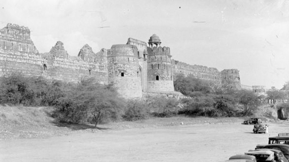 পার্সিয়ান, মুঘল, ইউরোপীয় এবং হিন্দু স্থাপত্যরীতি মিলিয়ে গড়া এই কেল্লার প্রাথমিক নাম ছিল ‘কিলা-ই-মুবারক’। তখন আগরা কেল্লাকে বলা হত লালকেল্লা। কিন্তু পরে শাহজানাবাদ, বা আজকের পুরনো দিল্লির প্রাসাদের নামই হয়ে যায় লালকেল্লা।