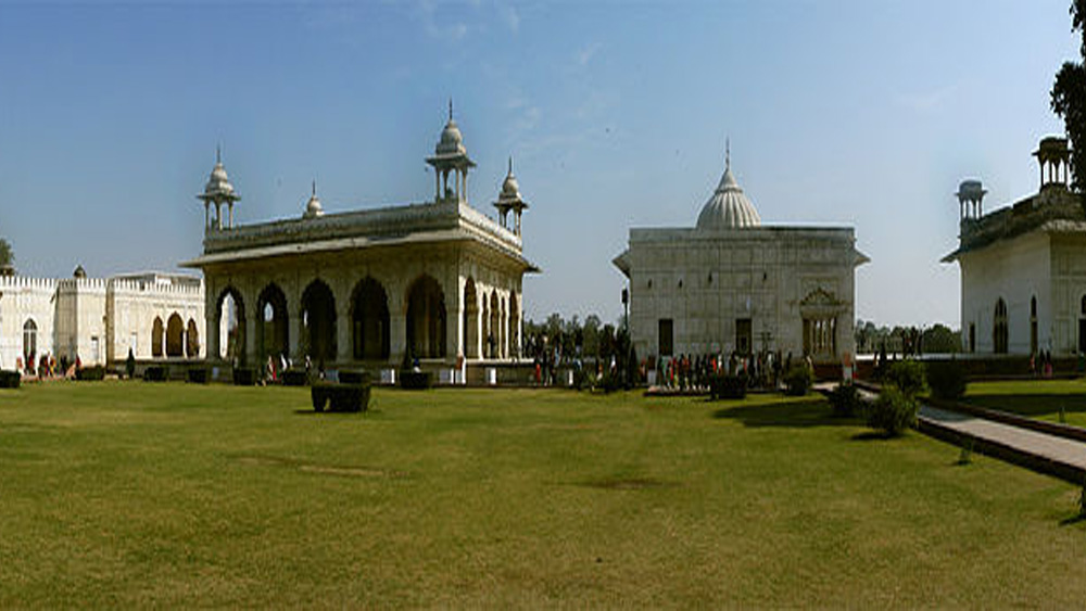 মুমতাজমহল ছিল সম্রাজ্ঞী এবং মুঘল সম্রাটের অন্য স্ত্রীদের জন্য। রংমহল মূলত ছিল সম্রাটের অন্য জেনানাদের জন্য। বাহারি কাচ ও মোজাইক দিয়ে সাজানো ছিল এই অংশ। খাসমহল ছিল সম্রাটের একান্ত জায়গা। তাঁর অনুমতি ছাড়া এখানে কারও প্রবেশাধিকার ছিল না।