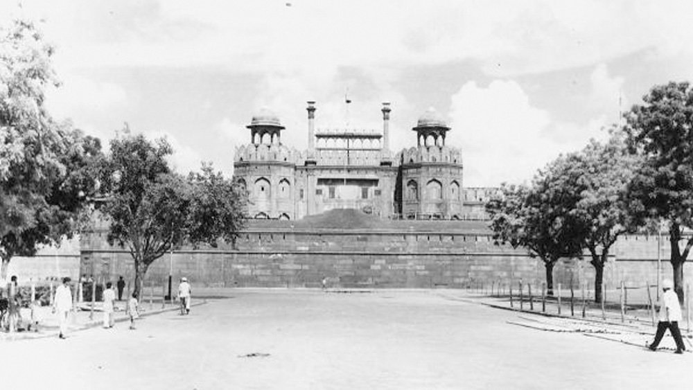 এর দশ বছর পরে শক্তি সঞ্চয় করে ফিরে আসে মরাঠারা। তাদের সমর্থনে ষোড়শ মুঘল সম্রাট ঘোষিত হন শাহ আলম। কিন্তু ততদিনে লালকেল্লা অধিকার করে নিয়েছে শিখ শক্তি। সংক্ষিপ্ত সময়ের জন্য শিখদের কাছে পদানত ছিল লালকেল্লা। কিন্তু ১৭৮৮ খ্রিস্টাব্দে মরাঠারা প্রবল পরাক্রমে ফিরে এসে আবার অধিকার করে ক্ষমতার এই কেন্দ্রকে।