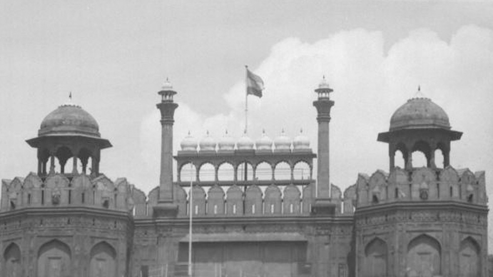 এরপর কয়েক যুগ ধরে লালকেল্লাকে ধ্বংস করেছে, লুঠ করেছে ব্রিটিশরা। দুর্মূল্য রত্ন, বিরল ভাস্কর্য, দামি আসবাবপত্র, মার্বেলফলক থেকে শুরু করে অসংখ্য জিনিস তারা হস্তগত করেছে। কোহিনূর হিরে এখন শোভা পায় ব্রিটিশ রাজমুকুটে। জেডপাথরে তৈরি শাহজাহানের সুরাপাত্র, দ্বিতীয় বাহাদুর শাহের মকুট সবই রয়েছে লন্ডনে। তবে এ সব হিমশৈলের চূড়ামাত্র।