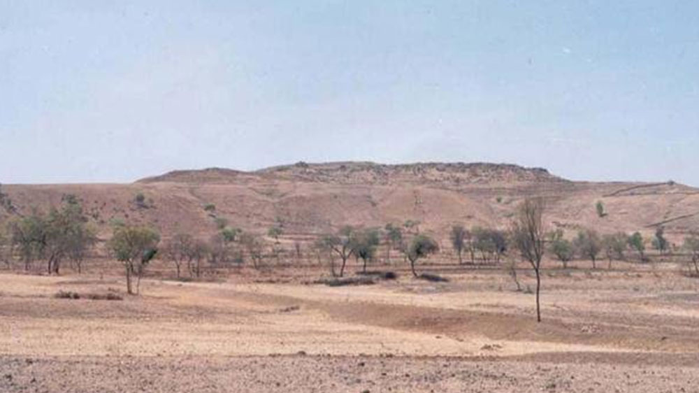 সেই গ্রামেরই ভোল সম্পূর্ণ বদলে দিলেন গ্রামপ্রধান বা সরপঞ্চ। খরা বিধ্বস্ত, দরিদ্র সেই গ্রাম আজ হয়ে উঠেছে ভারতের রোল মডেল।