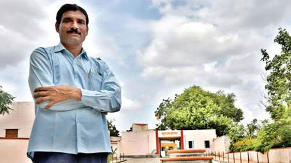 সম্পূর্ণ ইচ্ছা এবং বুদ্ধির বলে যাঁর হাত ধরে বদলে গিয়েছে গ্রামটি, তিনি হলেন পোপটরাও বাগুজি পওয়ার। এই গ্রামের সরপঞ্চ। সম্প্রতি কেন্দ্রীয় সরকার পদ্মশ্রী সম্মানে ভূষিত করল তাঁকে।