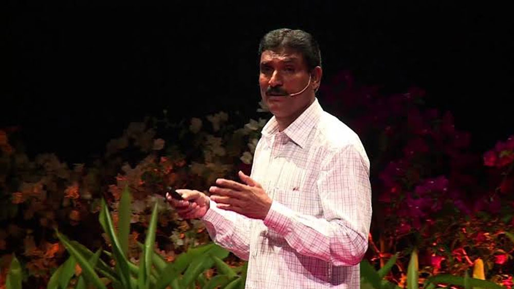 পোপটরাওয়ের জন্ম ১৯৬০ সালে এই হিবরে বাজারেই। বিজ্ঞানে স্নাতকোত্তর ডিগ্রি রয়েছে তাঁর। ১৯৮৯ সালে মাত্র ২৯ বছর বয়সে তিনি বিনা প্রতিদ্বন্দ্বিতায় এই গ্রামের সরপঞ্চ নির্বাচিত হন। পোপটরাও যে সময় সরপঞ্চ হয়েছিলেন, তখন গ্রামের খুবই দুর্দশা চলছিল।