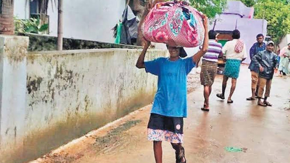 দুর্দশা এতটাই ছিল যে, গ্রাম ছেড়ে শহরে কাজের সন্ধানে আসার হিড়িক পড়ে গিয়েছিল। গ্রামের ১১টি পরিবার মুম্বই বা পুণেতে পাড়ি দেয় কাজের খোঁজে।