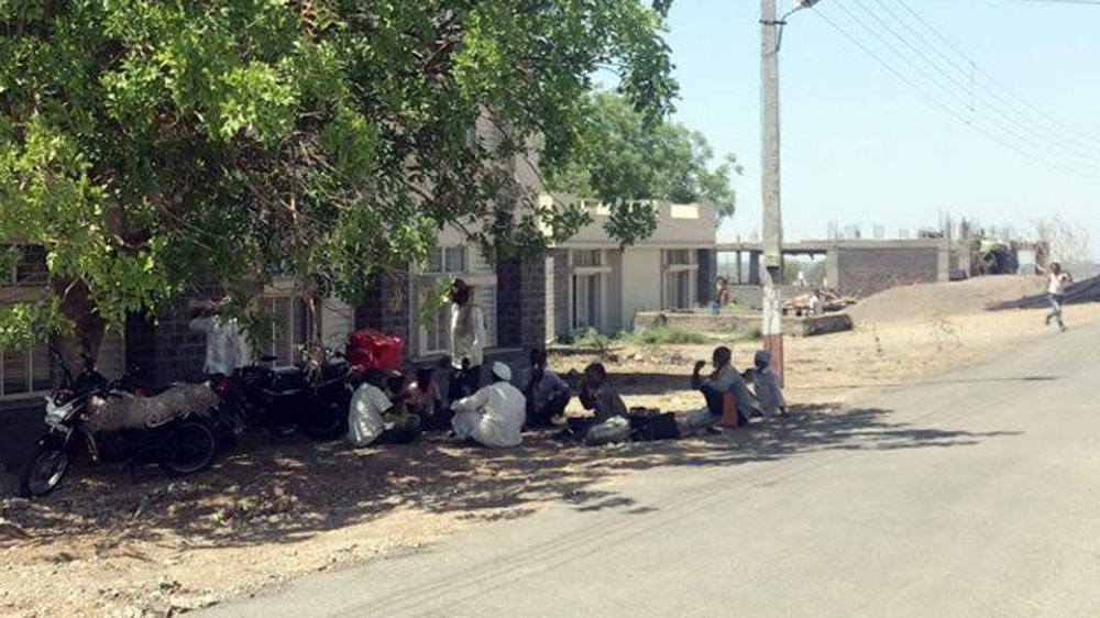 গ্রামের প্রায় সমস্ত বেকার যুবকেরা চোলাইয়ে আসক্ত হয়ে পড়তে শুরু করেন। এর ফলে গ্রামে অপরাধের হারও বাড়ছিল। গ্রামের সমস্ত পরিবারই দারিদ্রসীমার নীচে ছিল।