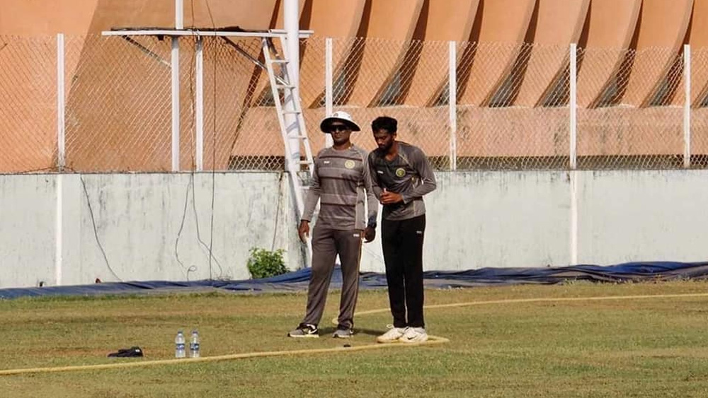 গুন্ডাপ্পা বিশ্বনাথের চোখে পড়েন ডোডা গণেশ। তাঁর পরামর্শেই কিপিং থেকে বোলিংয়ে মনোনিবেশ করেন গণেশ। বিশ্বনাথের উদ্যোগে প্রথম ক্লাবে খেলার সুযোগ পান তিনি। কিন্তু সেখানে ম্যাচ খেলার সুযোগ বিশেষ না পাওয়ায় তিনি ক্লাব পরিবর্তন করেন। তবে বোলিং-এর কক্ষপথ থেকে আর সরে আসেননি।