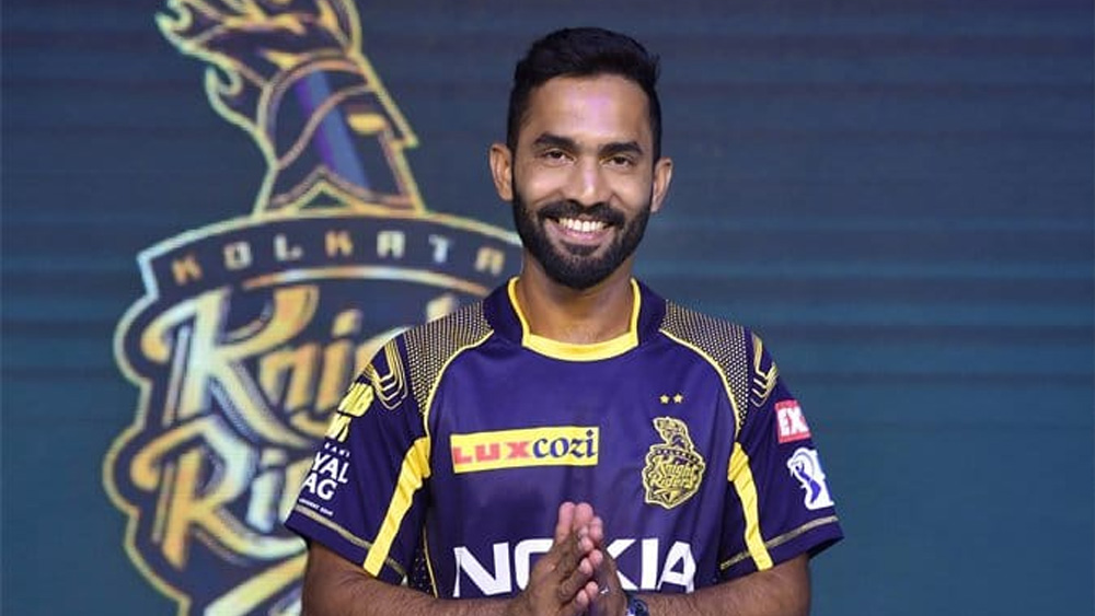 দিনেশ কার্তিক আইপিএল-কেরিয়ার শুরু করেন দিল্লি ডেয়ারডেভিলস দিয়ে। তারপর বিভিন্ন মরসুমে মুম্বই ইন্ডিয়ান্স, ডেকান চার্জার্স, কিংস ইলেভেন পঞ্জাব, গুজরাত লায়ন্স, রয়্যাল চ্যালেঞ্জর্স ব্যাঙ্গালুরুতে খেলেছেন তিনি। ২০১৮ থেকে তিনি গৌতম গম্ভীরের পরিবর্তে কলকাতা নাইট রাইডার্সের অধিনায়ক।  (ছবি: ফেসবুক)