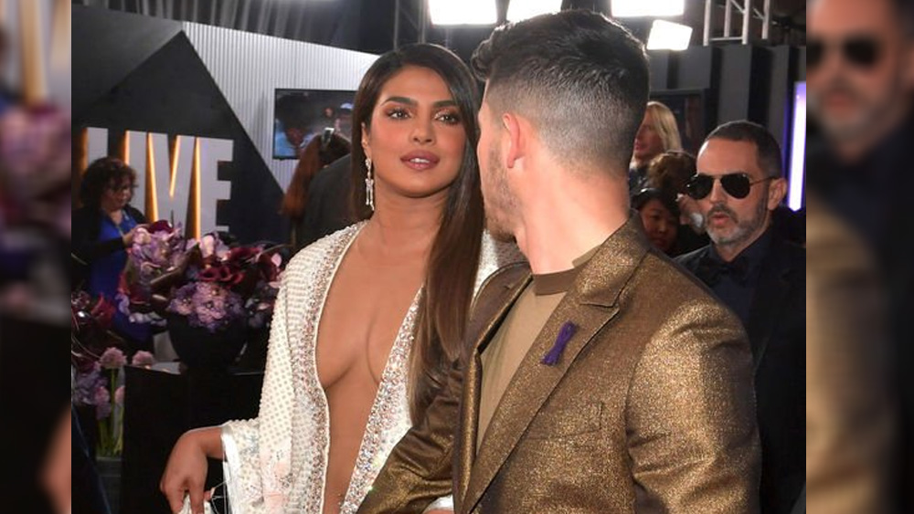 নিক জোনাসও কম যান না। ব্রোঞ্জ রঙের টাক্সিডোতে যোগ্য সঙ্গত দিয়েছেন মিস ওয়ার্ল্ড স্ত্রীকে। জুতো থেকে ভেতরের টি-শার্ট সবের মধ্যেই অভিনবত্বের ছোঁয়া।