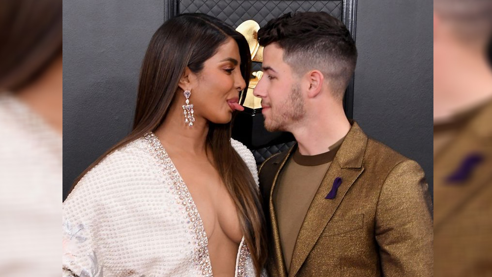 খুনসুটিতে মেতে উঠলেন দু’জনেই। তাঁদের সেই ‘পিডিএ (পাবলিক ডিসপ্লে অব অ্যাফেকশন)’ মুহূর্ত ক্যামেরাবন্দী করতে তখন ফোটোশিকারিরা ব্যস্ত।