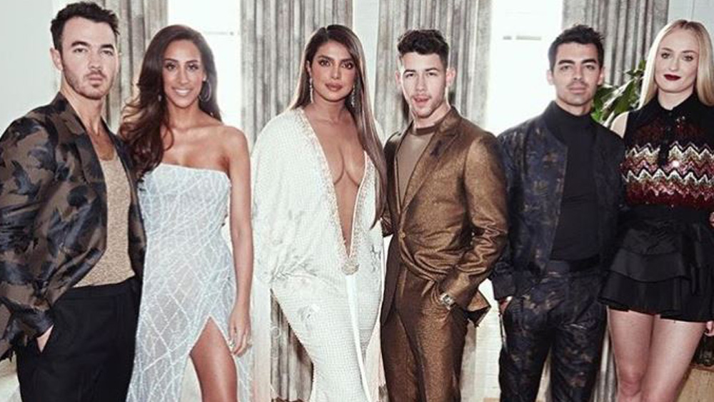 শুধু নিক অথবা প্রিয়ঙ্কাই নন। হাজির ছিলেন আরও দুই জোনাস ভাই। কেভিন এবং জো। ছিলেন তাঁদের স্ত্রী-রাও। সব মিলিয়ে সে যেন এক চাঁদের হাট। শুধু নিক অথবা প্রিয়ঙ্কার পোশাকের তারিফ করলে দ্বিচারিতা হবে। কোনও অংশে কম যান না কেভিন-ড্যানিয়েল এবং জো-সোফি।