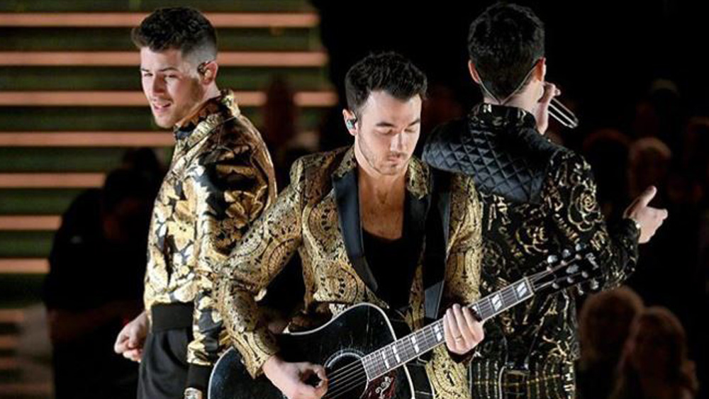 জোনাস ব্রাদার্সরা চুটিয়ে পারফর্মও করলেন গ্র্যামির মঞ্চে। স্বামীদের মঞ্চে উঠতে দেখে আর পাঁচ-জন স্ত্রীর মতোই তখন উচ্ছ্বসিত প্রিয়ঙ্কা-সোফি-ড্যানিয়েল।