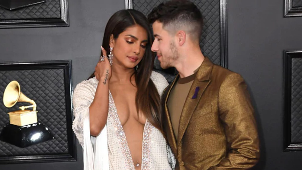 তবে বোল্ড লুকে সমালোচনার মুখেও পড়তে হয়েছে নিক-ঘরণীকে। উড়ে এসেছে নানা কটু মন্তব্যও। তাতে অবশ্য পাত্তা দিতে এক্কেবারে নারাজ অভিনেত্রী। তাই ইনস্টাতে একের পর এক শেয়ার করে যাচ্ছেন ছবি।