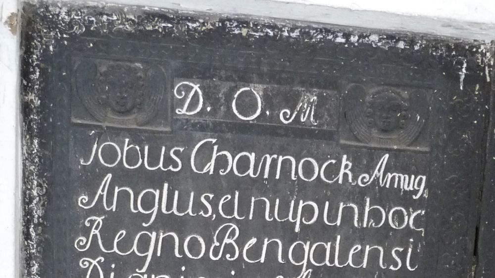 যাই হোক, চার্নক বুঝে গেলেন, ব্রিটিশদের কুঠি করতে হলে, তাঁকে হুগলির তীরে এই বনজঙ্গলে ভরা গ্রামেই থাকতে হবে। তিনি ব্যবসা জমানোর জন্য স্থানীয় ব্যাপারীদের সঙ্গে গল্প করতেন। পরনে ঢিলে পায়জামা আর কামিজ, গড়গড়া বা দেশি হুঁকোয় টান দিতে দিতে চার্নক সাহেব আড্ডা দিতেন সুতানুটি গ্রামের বিশাল এক বটগাছের নীচে। সেখানে বিশ্রাম নিতেন বিভিন্ন এলাকা থেকে আসা ব্যবসায়ীরা।(ছবি: আর্কাইভ ও সোশ্যাল মিডিয়া)