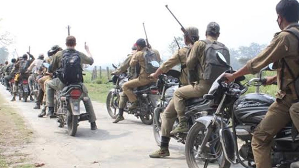 সেই দেখে আর অপেক্ষা করতে পারেননি ওই বনকর্মীরা। নিজেরাই এগিয়ে এসে তাকে উদ্ধার করে হাসপাতালে পৌঁছে দেন।