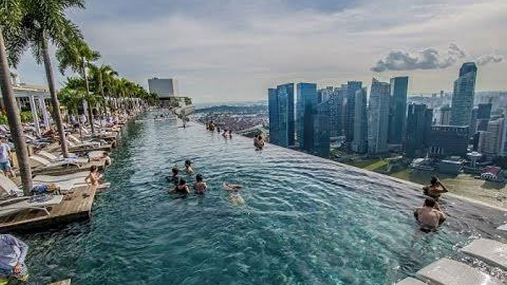 ইনফিনিটি পুল: সিঙ্গাপুরের মেরিনা বে-তে একটি বিলাসবহুল হোটেলের ৫৭ তলায় রয়েছে এই পুলটি। মাথার উপরে আকাশের নীল রং পুলের জলটাকেও নীলাভ করে তুলেছে। পুল থেকে মেরিনা বে-র সূর্যাস্ত দেখা যায়।