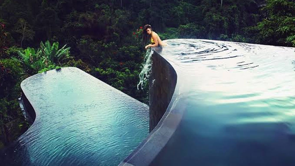 উবাদ হোটেল: মেরিনা বে থেকে যদি সূর্যাস্ত দেখে মন না ভরে, তাহলে চলে আসতে পারেন উবাদ হোটেলের। ইন্দোনেশিয়ার বালিতে অবস্থিত এই হোটেলের পুল বিশ্বের অন্যতম মনে গেঁথে যাওয়া পুল। বৃষ্টি অরণ্যের উপরে এই হোটেলের দোতলা পুল পাবেন আপনি।