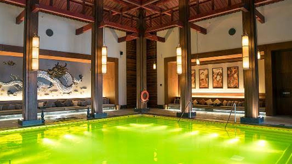 গোল্ড এনার্জি পুল: ঠিক যেন চোখ ঝলসানো ব্যাপার। পুলের জলের দিকে তাকালে ঝলসে উঠবে আপনার চোখ। সোনার মতো ঝকঝকে তার জল। তিব্বতের লাসা শহরে সেন্ট রেগিস হোটেলে রয়েছে এই পুলটি। পুলটির নীচে ১৪ ক্যারাটের সোনার টাইলস বিছানো রয়েছে। তাই জলেও তার প্রতিফলন হয়েছে।