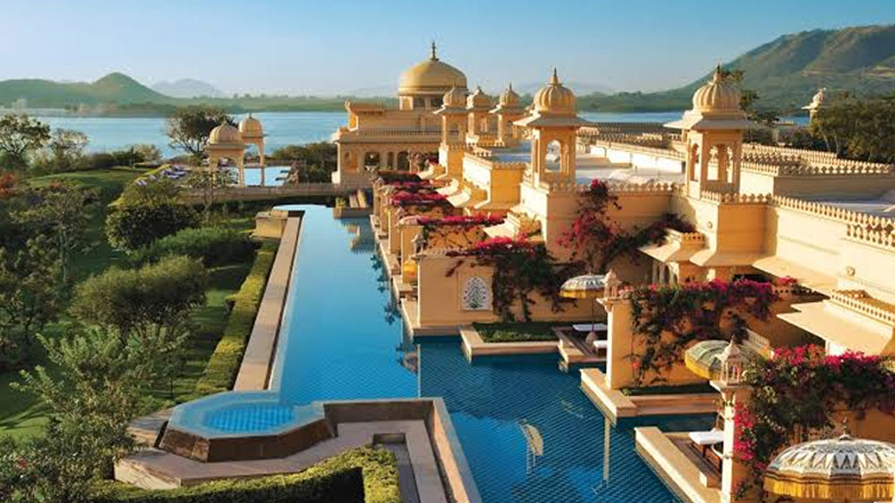 ওবেরয় উদয়ভিলা: রাজস্থানের উদয়পুরে রয়েছে এই রাজকীয় ভিলা। ভিলার বাইরের দিকে রয়েছে বিশালাকার উন্মুক্ত পুল। পুলে সাঁতার কাটতে কাটতেই উপভোগ করতে পারবেন চারপাশের প্রকৃতি।