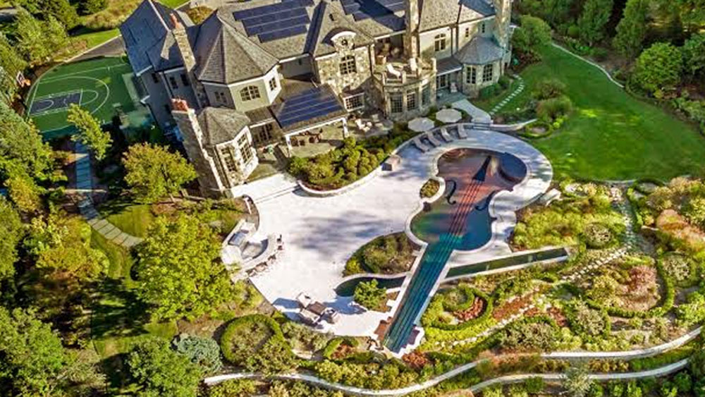 ভায়োলিন সুইমিং পুল: মিউজিসিয়ানদের অন্যতম পছন্দের এই পুলটি। তার একমাত্র কারণ আকার। ঠিক একটা আস্ত ভায়োলিনের মধ্যে ডুব দেওয়া যাবে। নিউ ইয়র্কের এই সুইমিং পুলটি ব্যক্তিগত। এক ব্যাঙ্কার এটি বানিয়েছেন।