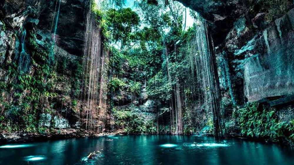 কেভ পুল: গ্রিসের স্যান্টোরিনি ভীষণই জনপ্রিয় একটা সামার ডেস্টিনেশন। আর এই সামার ডেস্টিনেশনের সবচেয়ে আকর্ষণীয় হল কেভ পুল। এটা আসলে পাহাড়ের নীচে বা বলতে পারেন গুহার মধ্যে তৈরি হওয়া প্রাকৃতিক সুইমিং পুল। বাইরের তাপমাত্রা যতই বাড়ুক না কেন, এই পুলের জল সবসময়ই হিম-শীতল।