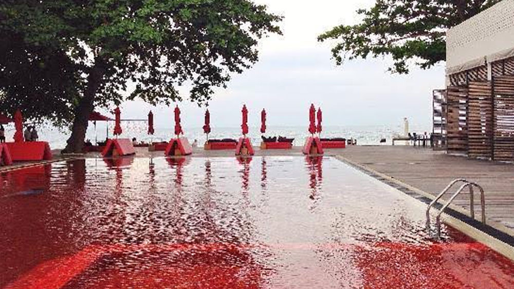লাইব্রেরি পুল: এই পুলের জলের রং একেবারেই আলাদা। গাঢ় লাল। তাইল্যান্ডের কো সামুইয়ে অবস্থিত একটি হোটেলে এই পুল রয়েছে। কমলা, হলুদ এবং লাল মোজাইকের কারণে পুলের জলের রং সম্পূর্ণ লাল দেখায়।