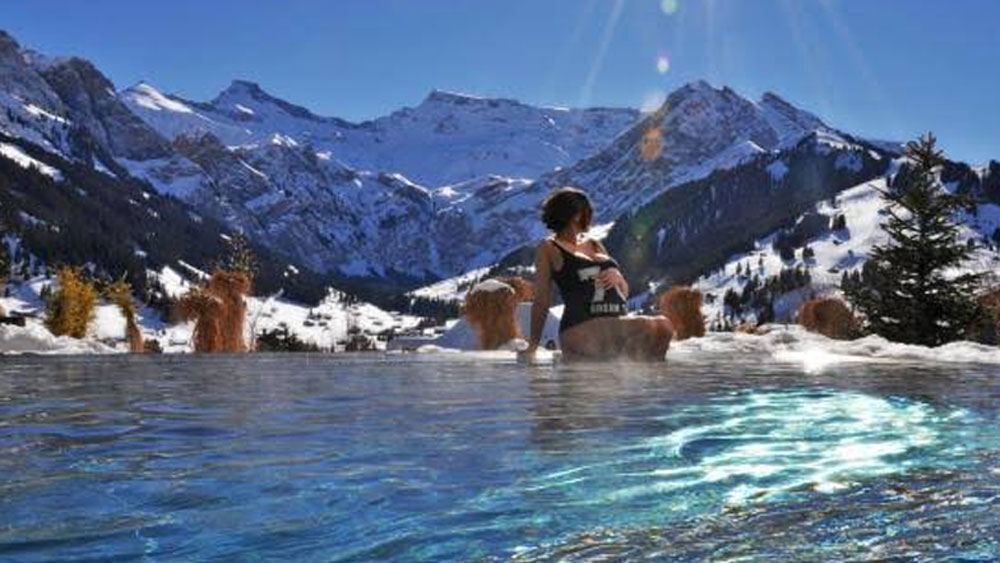ক্যামব্রিয়ান পুল: চারপাশে বরফে ঢাকা পাহাড়। আর মাঝে রয়েছে এই পুল। সুইৎজারল্যান্ডের ক্যামব্রিয়ানের এই পুল সত্যিই বিস্ময়। চারপাশে যতই বরফ থাকুক না কেন, পুলের জল কিন্তু সারা বছরই উষ্ণ থাকে।