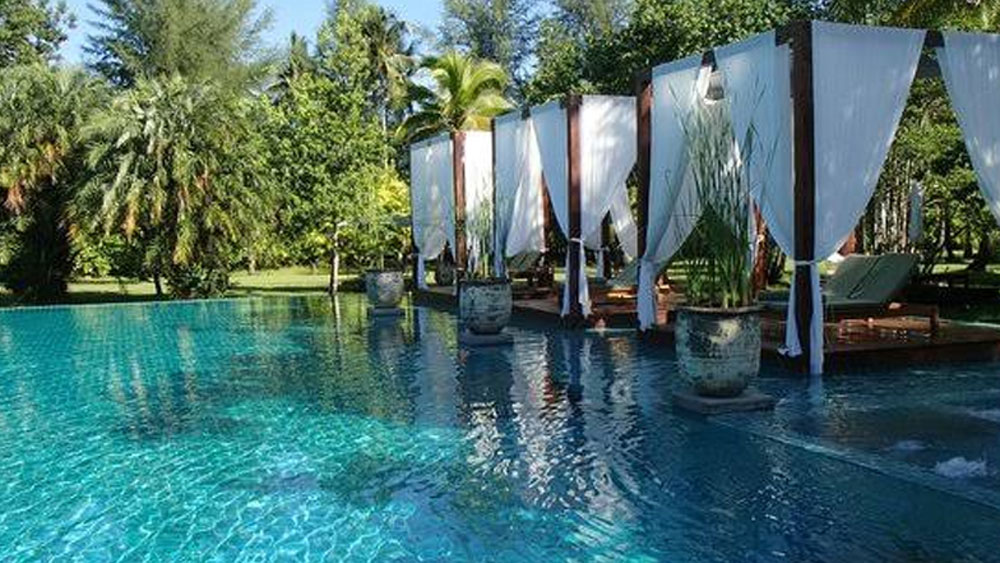 দ্য সরোজিন খাও লাক: তাইল্যান্ডের খাও লাকে রয়েছে দ্য সরোজিন হোটেল। পর্যটকদের জনপ্রিয় গন্তব্য হয়ে উঠেছে এই হোটেল। কারণ অবশ্যই অসম্ভব প্রাকৃতিক সৌন্দর্যে ভরপুর তার পুল।