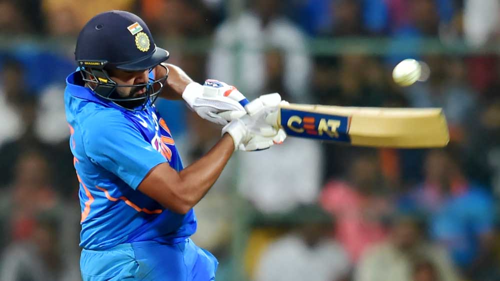 রোহিত শর্মা— প্রথম ও দ্বিতীয় টি টোয়েন্টিতে ব্যাট হাতে সফল হননি ‘হিটম্যান’। প্রথম টি টোয়েন্টিতে করেছিলেন সাত রান। দ্বিতীয় টি টোয়েন্টিতে রোহিতের ব্যাট থেকে আসে ৮ রান। রোহিতের কাছ থেকে রান চাইছে টিম ম্যানেজমেন্ট। তৃতীয় টি টোয়েন্টিতে কি ঝলসে উঠবে ‘হিটম্যান’-এর ব্যাট?