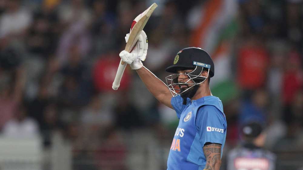 লোকেশ রাহুল— টানা দু’টি টি টোয়েন্টি ম্যাচে হাফ সেঞ্চুরি করে বিশ্বরেকর্ড গ়ডেছেন রাহুল। কিপিংয়ের পাশাপাশি ওপেন করছেন তিনি। দুটো টি টোয়েন্টিতেই রোহিত দ্রুত ফিরে যাওয়ায় রাহুল ভারতের ইনিংস সামলেছেন। তৃতীয় টি টোয়েন্টিতে রাহুলের দিকে তাকিয়ে কোহালি।