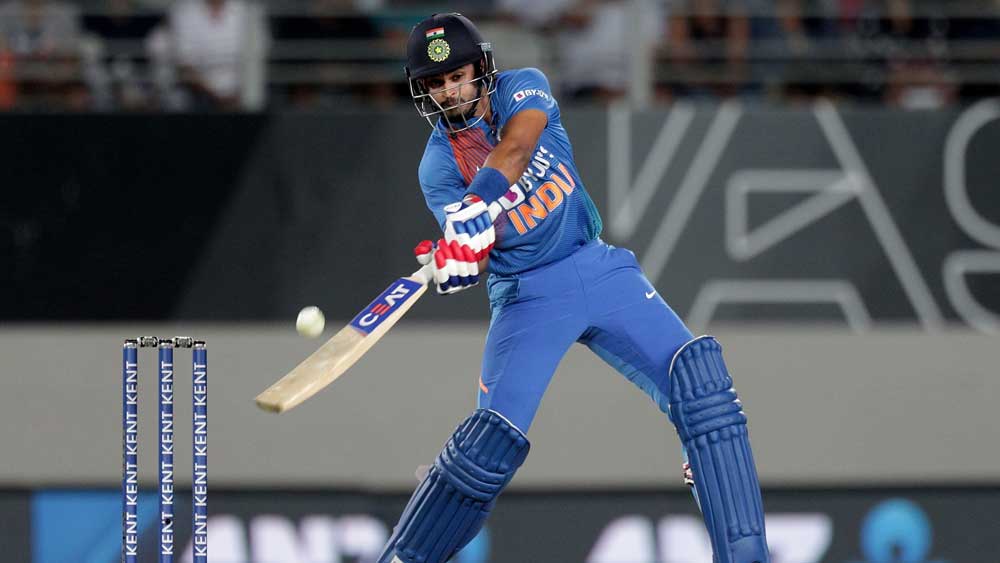 শ্রেয়স আইয়ার — দুটো টি টোয়েন্টিতেই ব্যাট হাতে সফল শ্রেয়াস আইয়ার। প্রথম টি টোয়েন্টিতে কোহালি ও লোকেশ রাহুল ফিরে যাওয়ার পরেও ভারত-ভক্তদের মনে প্রশ্ন ঘোরাফেরা করছিল, পারবে কি ভারত ম্যাচ বের করতে? এ রকম পরিস্থিতিতে শ্রেয়স আইয়ার ২৯ বলে ৫৮ রান করে জ্বলে ওঠেন। দ্বিতীয় টি টোয়েন্টি ম্যাচে কিউয়িরা ১৩২ রান করে। শ্রেয়াস ফের জ্বলে ওঠেন। ৩৩ বলে ৪৪ রান করেন তিনি। চার নম্বর ব্যাটিং পজিশনে নিজেকে প্রতিষ্ঠা করেছেন শ্রেয়াস আইয়ার।