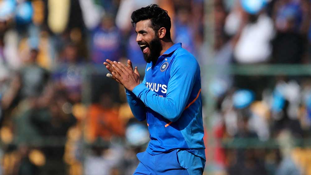 রবীন্দ্র জাডেজা— দ্বিতীয় টি টোয়েন্টি ম্যাচে তিনি নেন দু’টি উইকেট। জাডেজা বিরাট কোহালির দলের ‘থ্রি-ডি’ ক্রিকেটার। ব্যাটিং, বোলিংয়ের পাশাপাশি ফিল্ডিংও দারুণ করেন তিনি। রান আটকে রাখার পাশাপাশি উইকেটও নিচ্ছেন জাডেজা। তৃতীয় ম্যাচে বাঁ হাতি অলরাউন্ডারের দিকে তাকিয়ে দল।