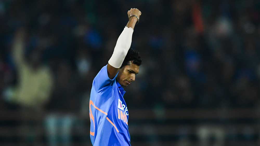 নবদীপ সাইনি — শার্দুল ঠাকুরের জায়গায় কোহালি তৃতীয় টি ২০-তে দেখে নিতে পারেন নবদীপ সাইনিকে। দুরন্ত গতিতে বল করতে পারেন তিনি। প্রাক্তন ক্রিকেটাররা তাঁর উচ্ছ্বসিত প্রশংসা করেছেন। প্রথম ম্যাচে শার্দুল একটি উইকেট নেন। ৩ ওভারে ৪৪ রান দেন শার্দুল। দ্বিতীয় ম্যাচেও একটি উইকেট নেন তিনি। দু’ ওভারে ২১ রান খরচ করেন শার্দুল। তৃতীয় ম্যাচে সাইনি খেললে বোলিং বিভাগ আরও শক্তিশালী হবে। কিউয়িদের পিচে সিম বোলাররা সাহায্য পান। সাইনি বলকে কথা বলাতে পারেন।