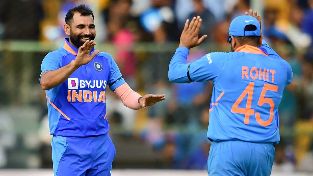 মহম্মদ শামি— ঘরের মাঠে আগুন জ্বালিয়েছেন। নিউজিল্যান্ডের সিম বোলিং সহায়ক পিচে শামি কিন্তু একেবারেই নজর কাড়তে পারেননি প্রথম দু’টি টি টোয়েন্টিতে। প্রথম ম্যাচে ৪ ওভারে দেন ৫৩ রান। দ্বিতীয় টি টোয়েন্টিতে চার ওভারে খরচ করেন ২২ রান। একটি উইকেটও নিতে পারেননি তিনি। তৃতীয় ম্যাচে বাংলার পেসার কি জ্বলে উঠতে পারবেন?