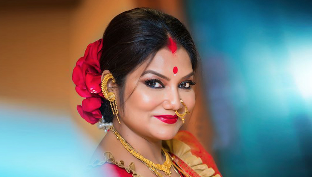 হাইল্যান্ড পার্কের পাশে এক হোটেলে বসেছিল বিয়ের আসর। না, টোপর পরে, জাঁকজমকের বিয়ে করেননি তাঁরা। অনুষ্ঠানে উপস্থিত হয়েছিলেন দু’জনের কাছের বেশ কয়েকজন বন্ধু এবং পরিবারের লোকেরা।