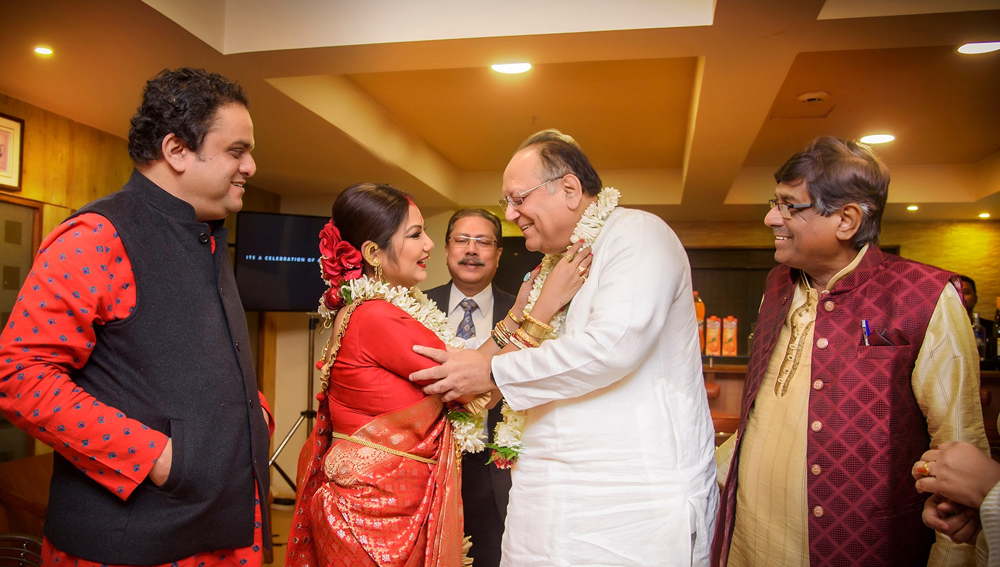 তবে মালাবদল থেকে আংটিবদল— লিস্টে ছিল সবই। আয়োজন বিশেষ ছিল না, নিমন্ত্রিতদের সংখ্যাও নেহাতই কম। কিন্তু তা সত্ত্বেও দীপঙ্কর আর দোলনের বিয়ে নিয়ে সোশ্যাল সাইটে হাইপ কিছু কম হয়নি।