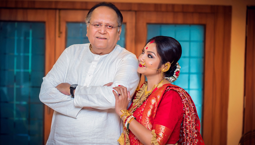 দীপঙ্করের বয়স ৭৫, দোলন ৪৯। অঙ্ক কষলে দেখা যাবে, বয়সের ফারাক ২৫ বছরেরও বেশি। কিন্তু তাতে থোড়াই কেয়ার দু’জনের। কথায় বলে না, এজ ইজ জাস্ট আ নাম্বার। আর সেই কথাকেই যেন বাস্তবে রূপ দিয়েছিলেন দীপঙ্কর-দোলন।