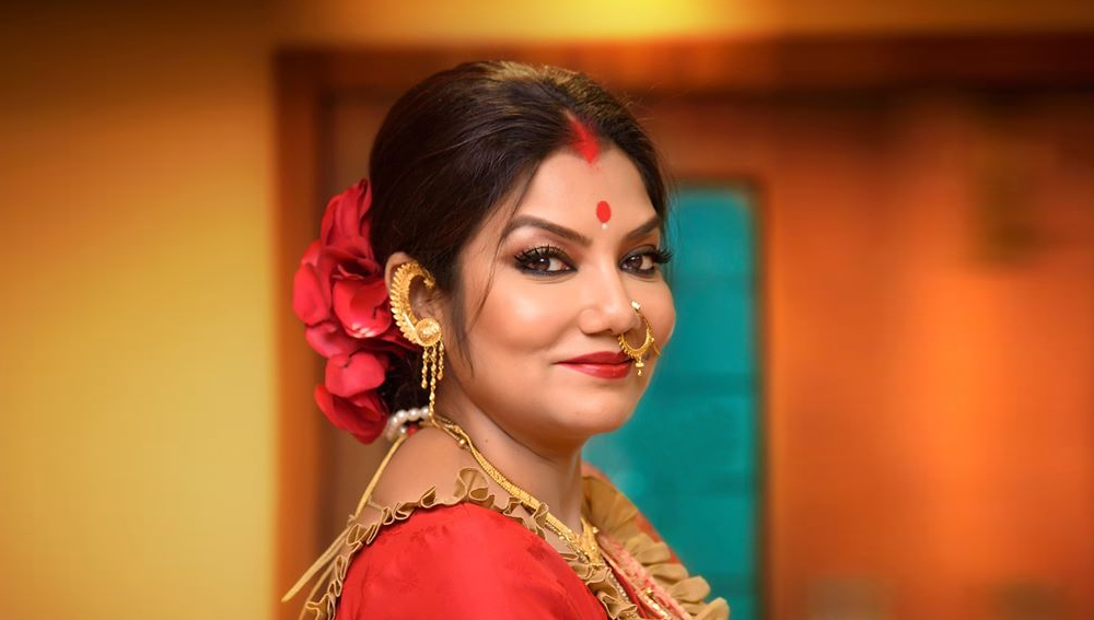 বিয়েতে দোলন পরেছিলেন লালরঙা বেনারসী। ঘটি হাতা ব্লাউজ। মাথা ভর্তি সিঁদুর। লাল রঙের টিপ। সঙ্গে ছিল মানানসই গয়না।