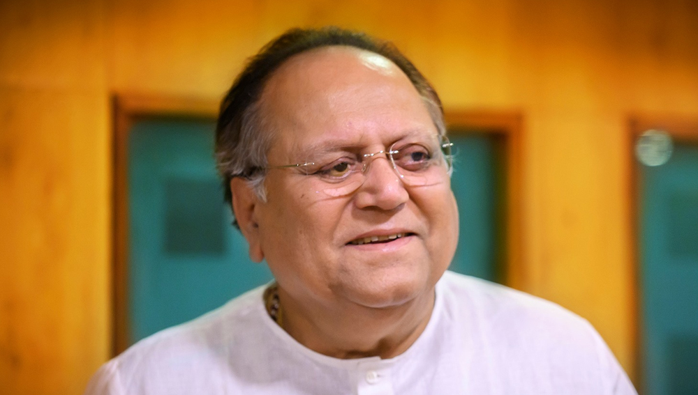 দীপঙ্করের সাজ ছিল বেশ ছিমছাম। সাদা পাজামা-পাঞ্জাবিতেও কিন্তু দোলনকে রীতিমতো পাল্লা দিচ্ছিলেন তিনি।