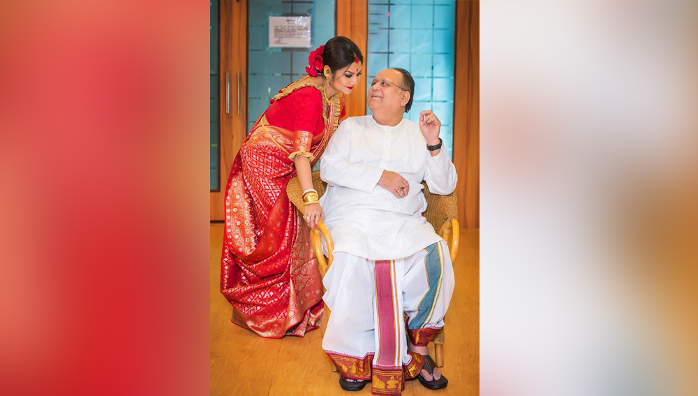 তবে, বিয়ের পরের দিনই ‘দে পরিবারে’ আচমকাই ভিড় করেছিল উদ্বেগ, দুশ্চিন্তা। শ্বাসকষ্ট নিয়ে দীপঙ্করকে ভর্তি হতে হয়েছিল বাইপাসের এক হাসপাতালে। ভর্তি ছিলেন আইসিইউতে।